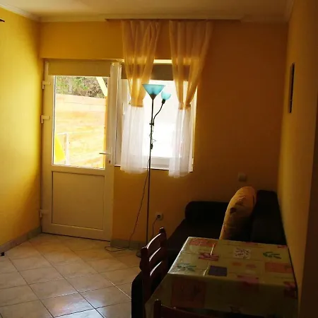 Narancs Apartment *